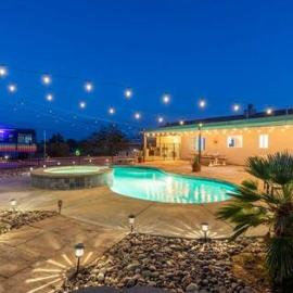 Sun Mesa Poolside Hideaway - Spa - Game Room - NEW, hotel in Yucca Valley