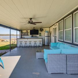 Dock & Patio: Possum Kingdom Lake House、Grafordのホテル
