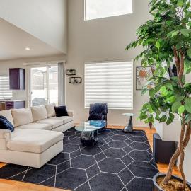 6 Mi to DIA: Denver Home w/ Fenced Yard & Fire Pit: Aurora'da bir otel
