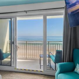 Ocean Front and Pool Front At Daytona Inn Beach Resort, hotel in Daytona Beach