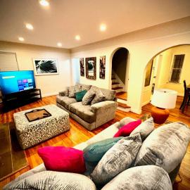 Stylish Detroit 3 bedroom 4 bed office bar, hotel in Detroit