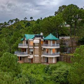 StayVista's Gulmohar Estate - 5BHK with Pet Friendly & Mountain View