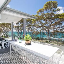5 BDR - 250m to Beach - Outdoor Spa - 4PM Checkout, hotel di Hyams Beach