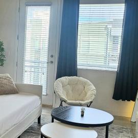 Resort style 1 King and Twin Apt w Gym Pool Hot Tub