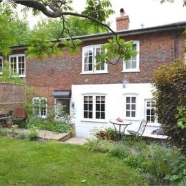 Beautiful 2 bedroom townhouse in perfect location, hotel u gradu Gildford