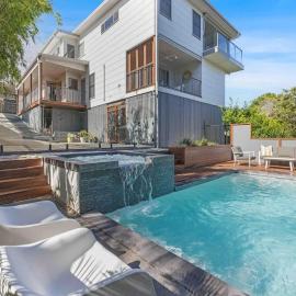 Chic Coastal Home on Orealla – hotel w mieście Sunrise Beach
