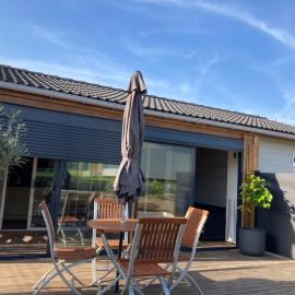 Mobil Home piscine chauffée Pont l 'Abbe، فندق في بونت لآبي