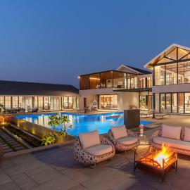 StayVista's Villa Wine - 7BHK with Jacuzzi & Bar، فندق في Pādli