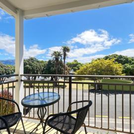 Waterfront 2-Bedroom Harbour View Apartment, hotel in Akaroa