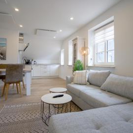 Lichtmeer - Helle & moderne Ferienwohnung direkt am Meer – hotel w mieście Nordstrand