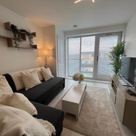 Luxury 1 bedroom, 1 bath apartment by MCF, hotel di Horley