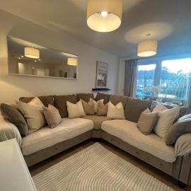 Spacious 2 Bed, 2 Bath Apartment by MCF, hotel sa Horley