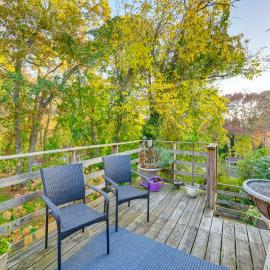 Cozy Dix Hills Apt w/ Deck ~ 7 Mi to Beach!, Hotel in Dix Hills
