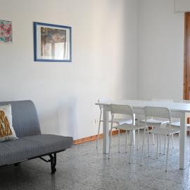 Sirolo, trilocale in centro, con terrazzo e aria condizionata - S078, hotel in Sirolo
