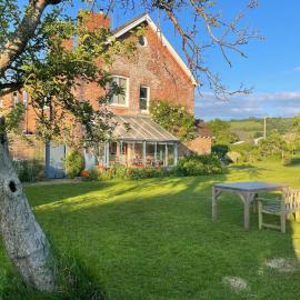 Spacious garden, 3 Bedroom family cottage in Dorset: Woolland şehrinde bir otel