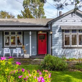 Red Door Cottage on Fox، فندق في Featherston