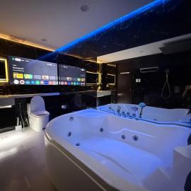 Kandi Suites 2BR with private Jacuzzi 500 Mbps internet, hotel u gradu 'Angeles'