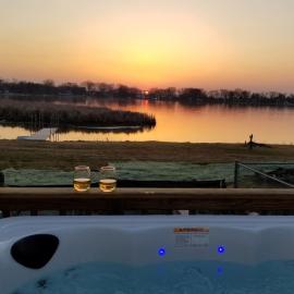 Gorgeous Nautical 2bed 2bath Lake House Chain O Lakes with Hot Tub, Hotel in Ingleside
