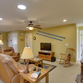 Bozeman Condo w/ Grill ~ 2 Mi to Hot Springs!, hotel in Bozeman
