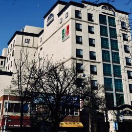 Marco LaGuardia Hotel & Suites、クイーンズのホテル