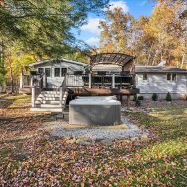 Serene Pocono Escape Hot Tub Lake Access, Hotel in Albrightsville