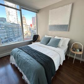 Modern spacious Apt plus Solarium and Den in Downtown Vancouver with Parking and Pool