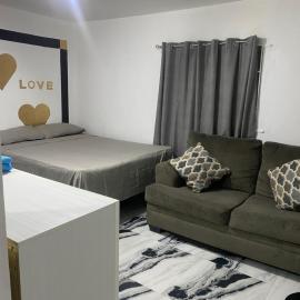 White Room Sparks Guesthouse، فندق في Spanish Town