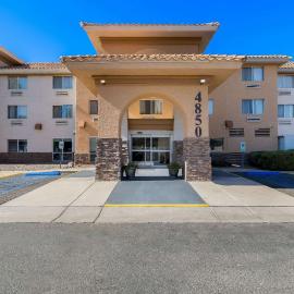 Comfort Inn & Suites near Kino Sports Complex, hotel u gradu Takson