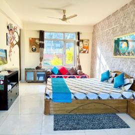 The Auriga 3BHK Fully Entair Villa in kasauli I Pvt Stay I Open Air Terrace I Kitchen Livingroom I Lawn Bonfire I Gaming Zone, hotel en Kasauli