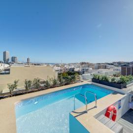 Kuya Penthouse Suite - Private Roof Top Pool - City Views, hotel in Is-Swieqi