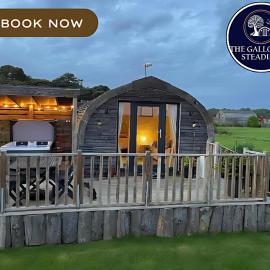 The Galloway Steading- The Bee Hive Couples Retreat with Preheated Hot Tub and Fire Pit, ξενοδοχείο σε Glenluce