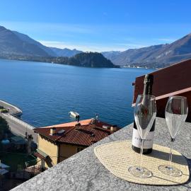 The Lake Suite Fiumelatte - Lake front apartment, hotel v destinaci Fiumelatte