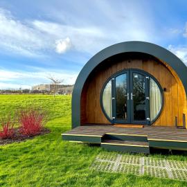 Rowan Hobbit Pod at Cowbridge Cabins, hotel a Cowbridge