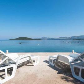 Spacious and Cozy Seafront Apartments, Hotel in Putniković