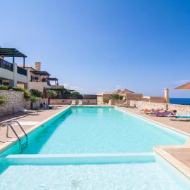 Lili Seafront House, walking distance to the beach & amenities!, hotel i Panormos