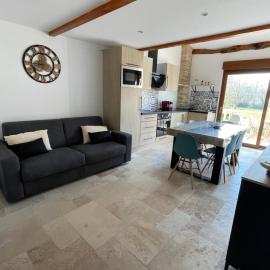 studio cosy a la ferme, Hotel in Saint-Julia