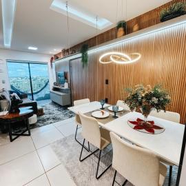 Apartamento 2 Quartos Super Decorado - Ar Condicionado nos Quartos - 1 Cama Queen - 2 Camas de Solteiro com Auxiliar - Cozinha Completa - Estacionamento Coberto Gratuito