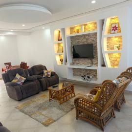 Modern Couzy Suites 2Bdrms, hotel i Malindi