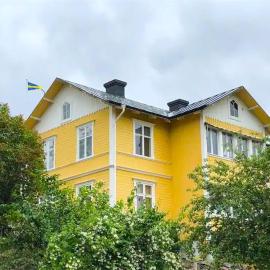 Central penthouse rooms near ferry, bus, nature, Hotel in Vaxholm
