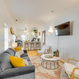 Walk to Beach: Keansburg Home w/ Patio & Fire Pit!, hotel en Keansburg