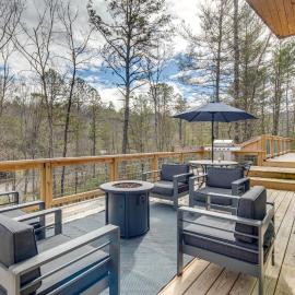 Hot Tub + Fire Pit: Modern North Carolina Retreat, hotel en Pisgah Forest