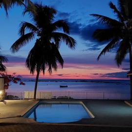 Beachfront Villa Klondike - Private 3-bedrooms, hotel in Flic-en-Flac