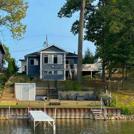 Pine Lake All-Sports Lakefront w Dock & Kayak, Hotel in Plainwell