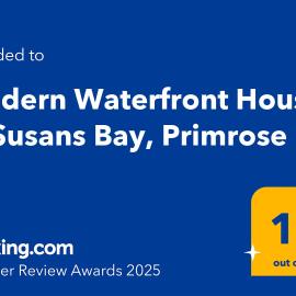 Modern Waterfront House at Susans Bay, Primrose: Primrose Sands şehrinde bir otel
