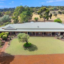 5 Bedroom 5 Bathroom Kinvarra Park Lodge, hotel in Vasse