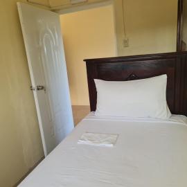 Paradise place grande single roof top room, hotel v destinaci Brissett Run