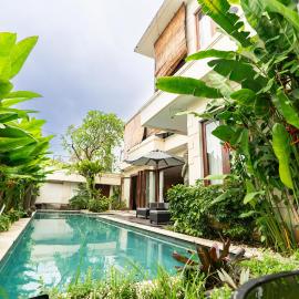 Villa Tepi Sungai - 6BR Luxury Private Pool Villa - Seminyak Sleeps 14, hotel u gradu Legijan