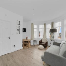 Startlet Stays Apartments - On Elizabeth Line with Free Parking