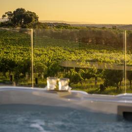 The Strand at The Vineyard Retreat McLaren Vale - King BR, Comp Minibar, Breakfast Prov, Fireplace, hotel sa Blewitts Springs