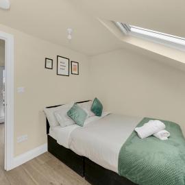 Viesnīca Cosy London Apartment on Elizabeth line - Free Parking Londonā